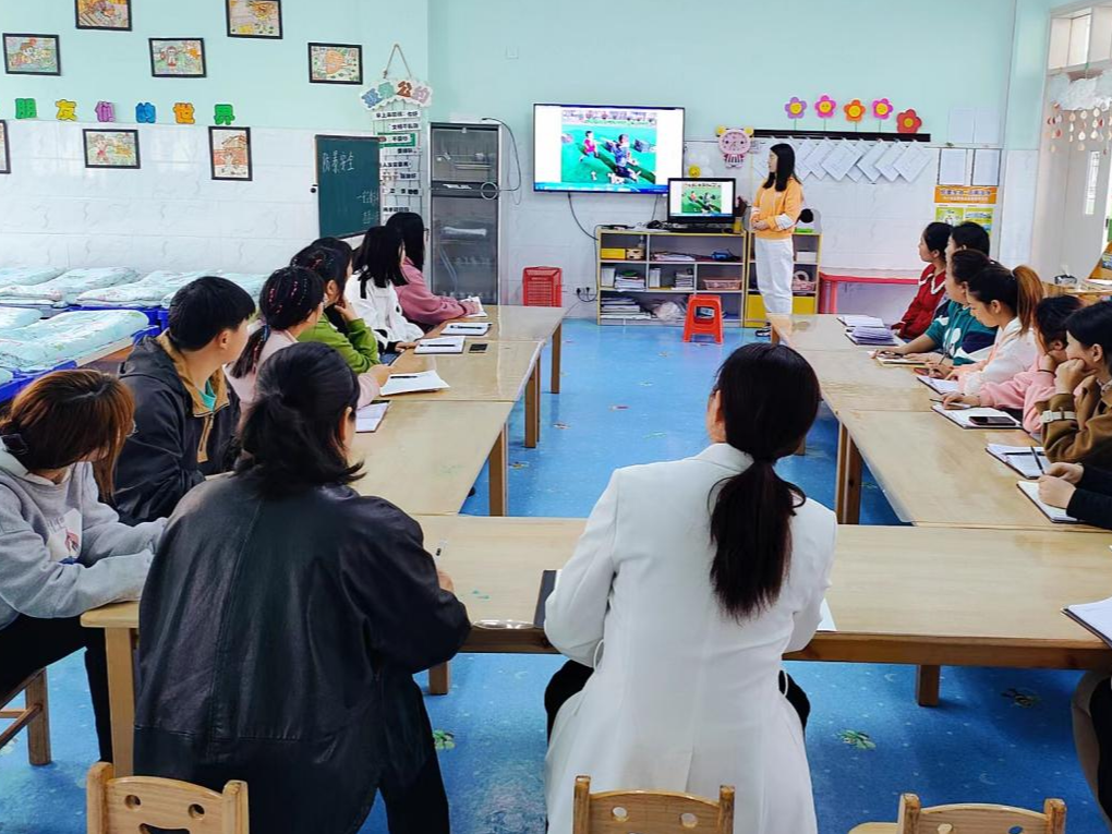 官渡镇中心幼儿园：专业引领明方向 倾情指导促成长