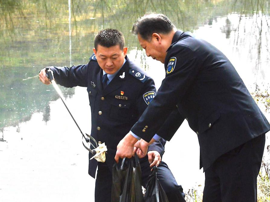 秦古镇：环境卫生大整治 党员干部我先行