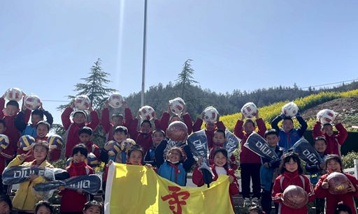 县交通局：捐赠体育用品   情暖乡村学校