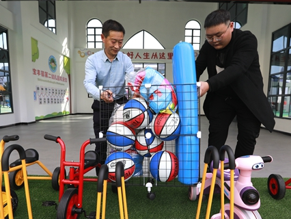 爱心青年 捐万元玩教具给家乡幼儿园