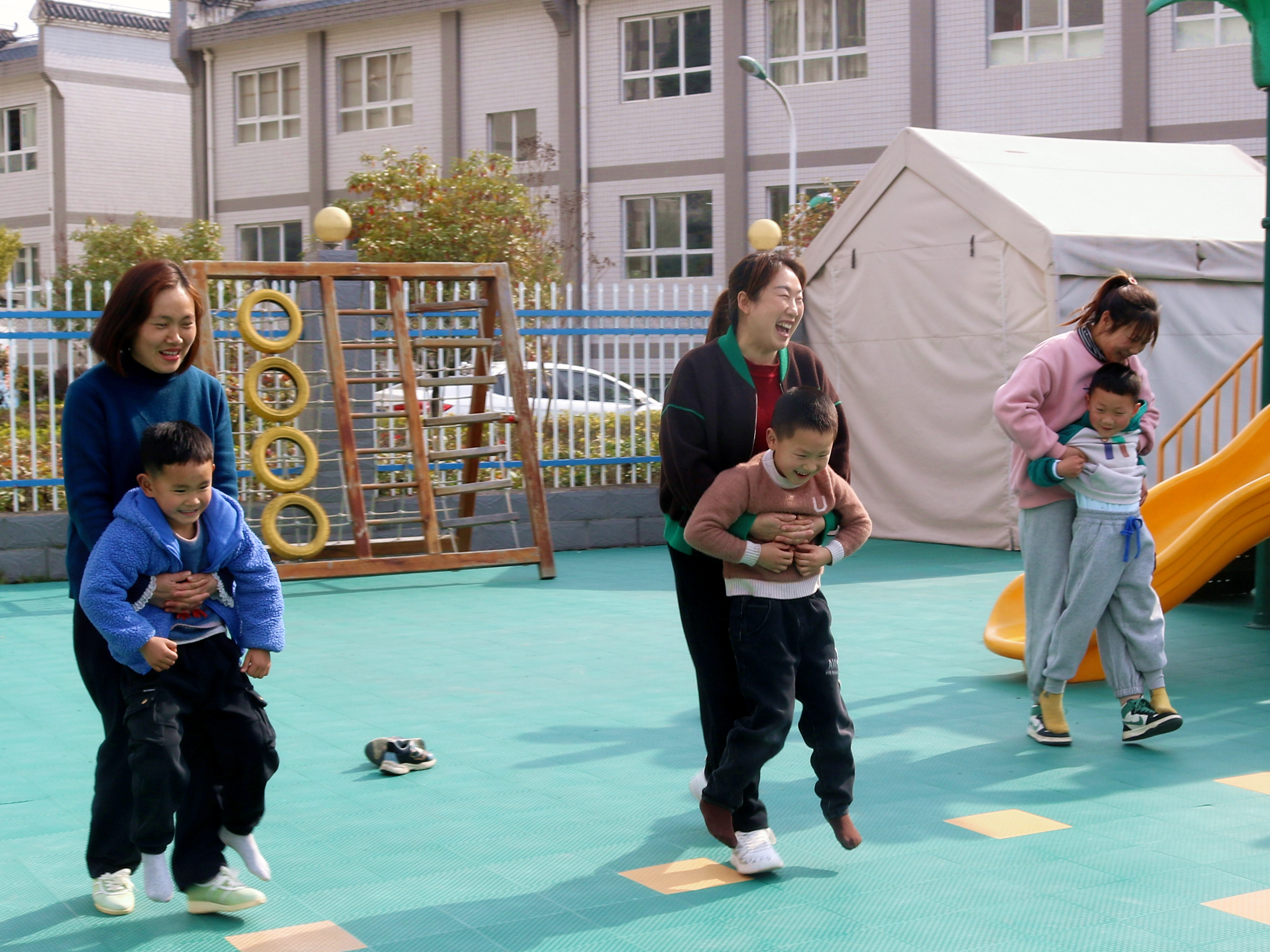 柳林乡中心幼儿：亲子游戏“庆三八”