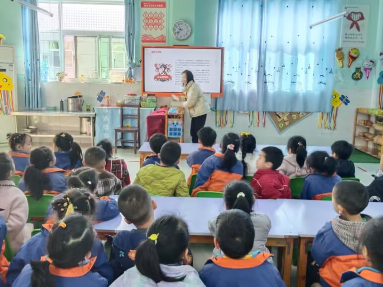 县实验幼儿园开展系列学雷锋活动