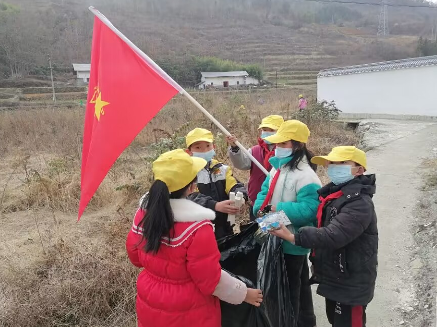 吉阳小学开展进社区清捡垃圾活动