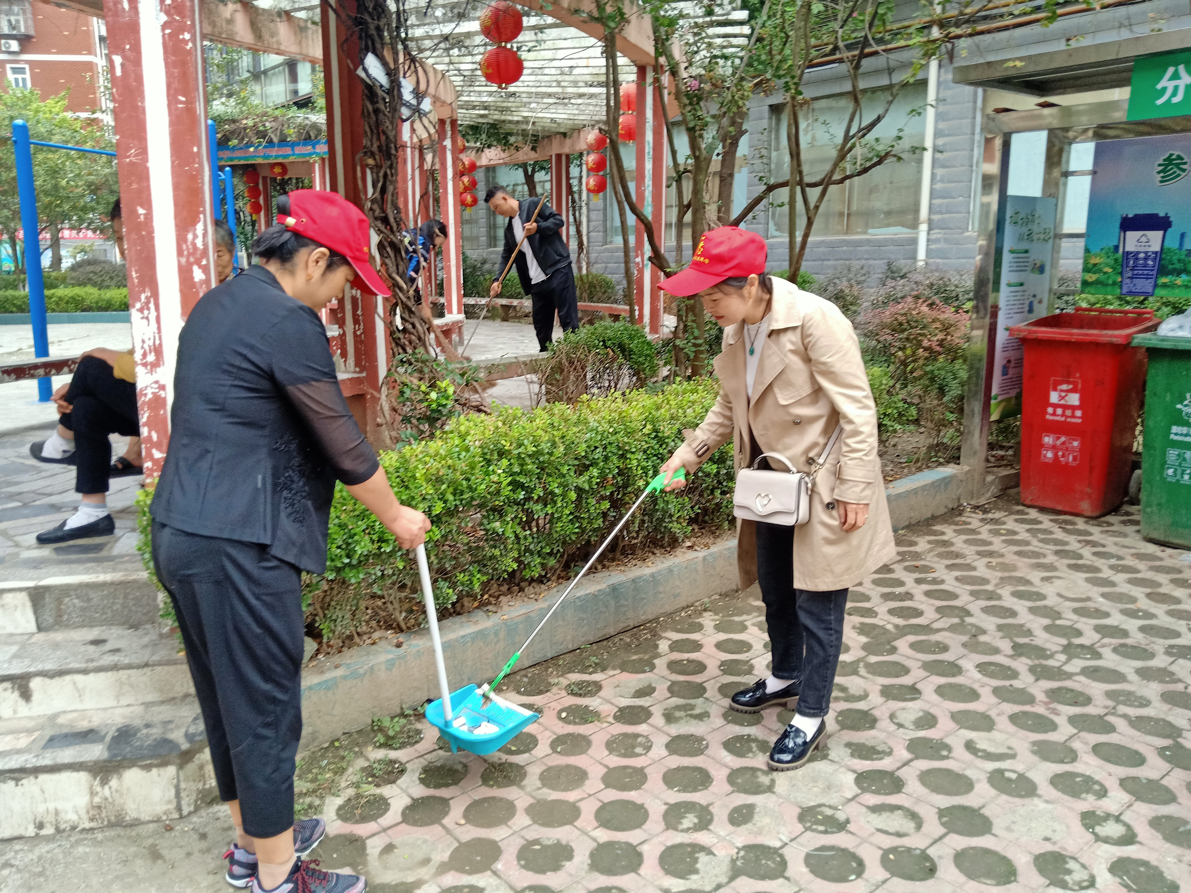 縣文旅局志愿服務(wù)迎“雙節(jié)”