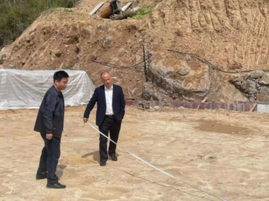 县畜牧兽医服务中心主动上门为养殖户排忧解难