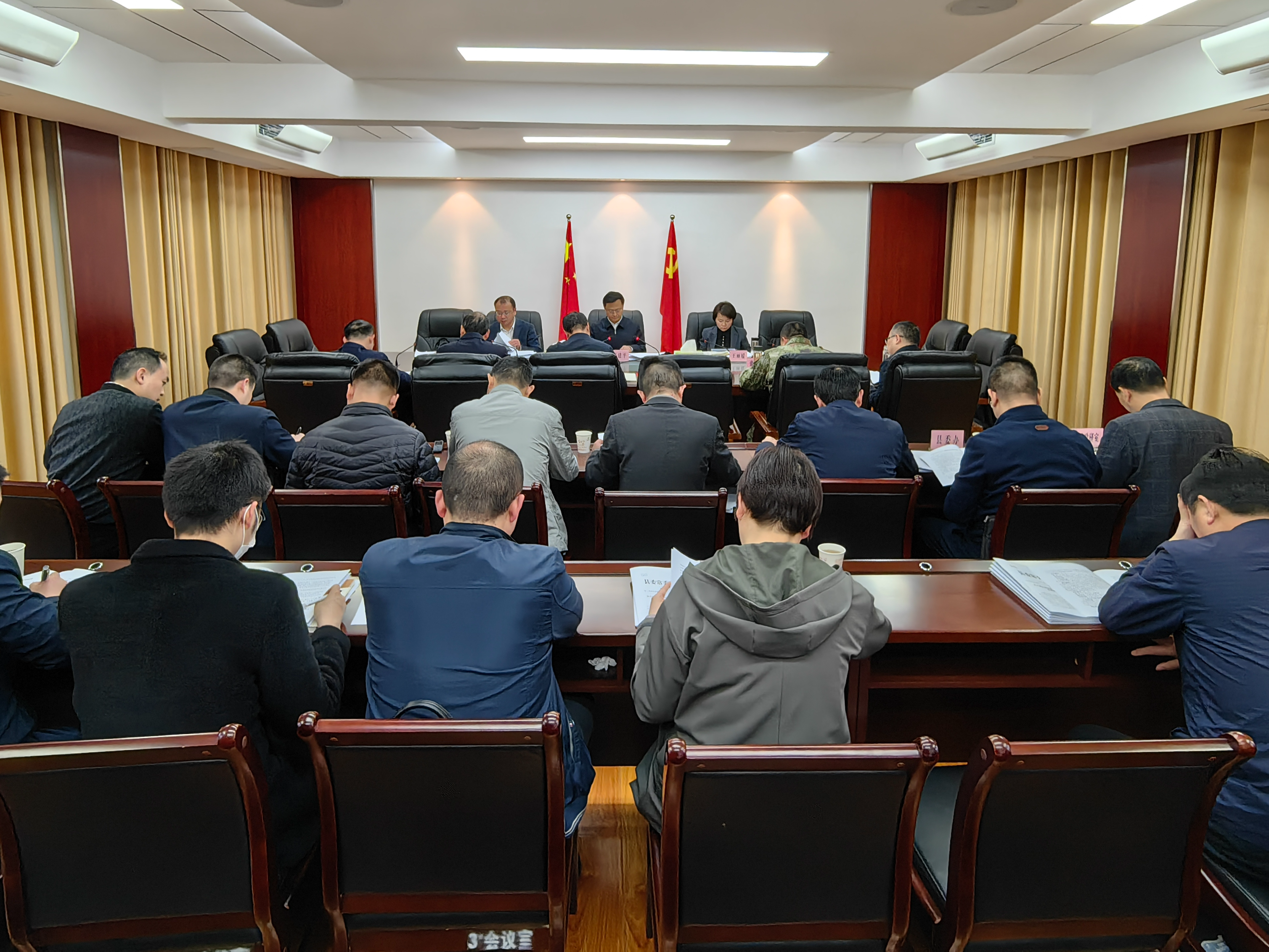 陈建平主持召开县委常委会会议