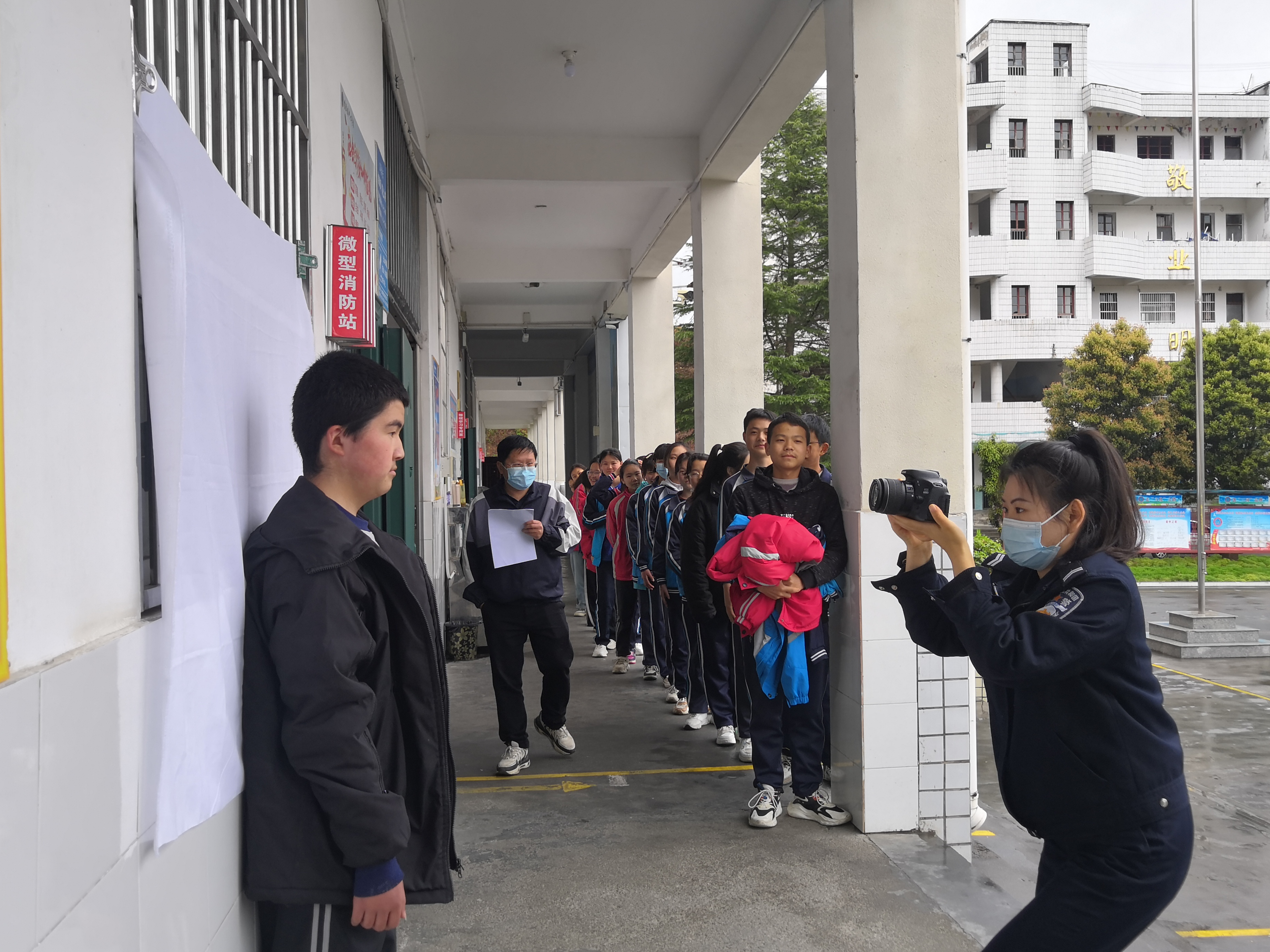 擂鼓派出所：办证进校园 服务暖人心