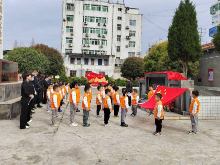 潘口乡智童幼儿园开展“缅怀革命先烈 传承红色文化”主题教育