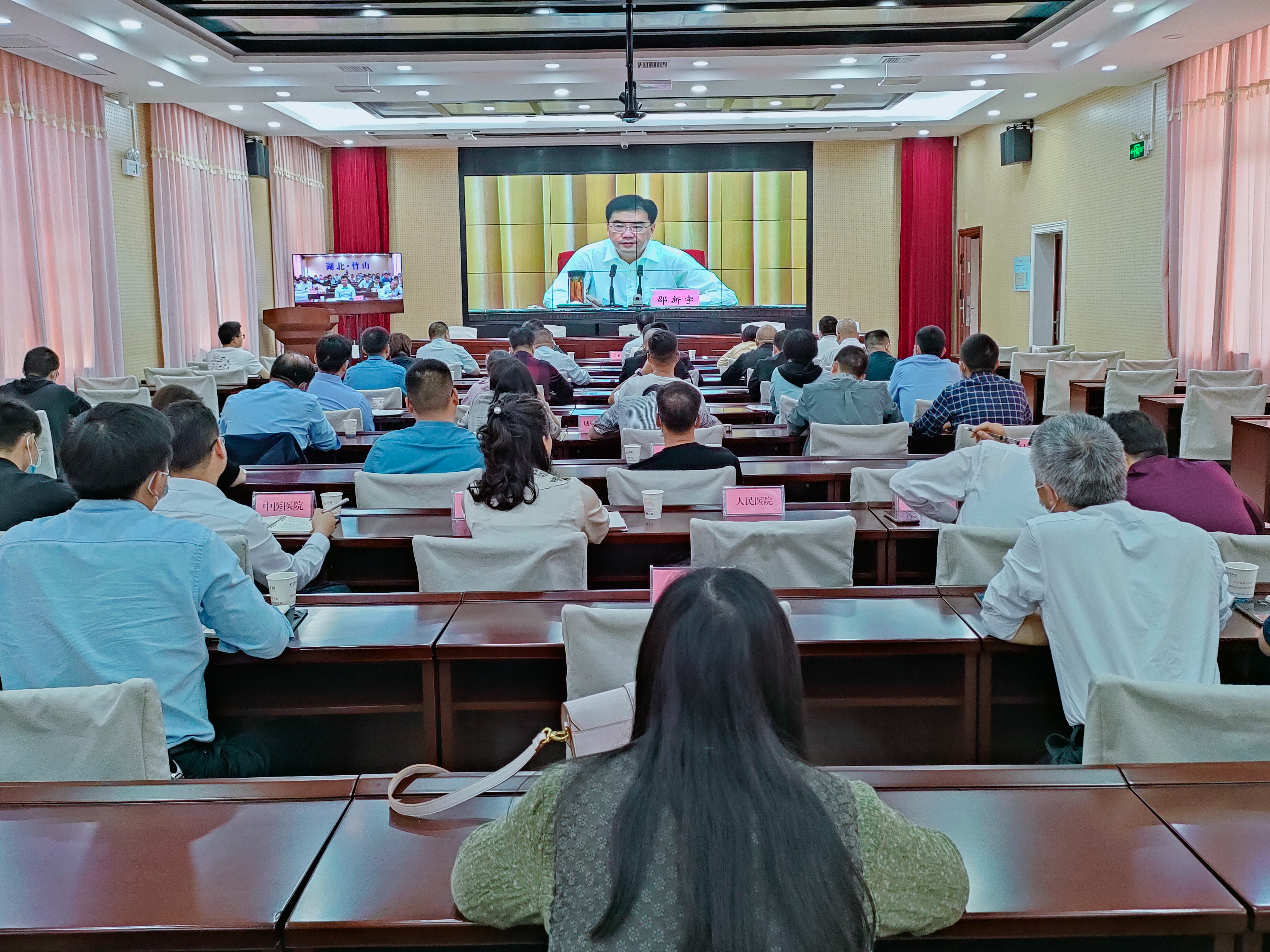 我县收看全省爱国卫生工作暨“323”攻坚行动电视电话会