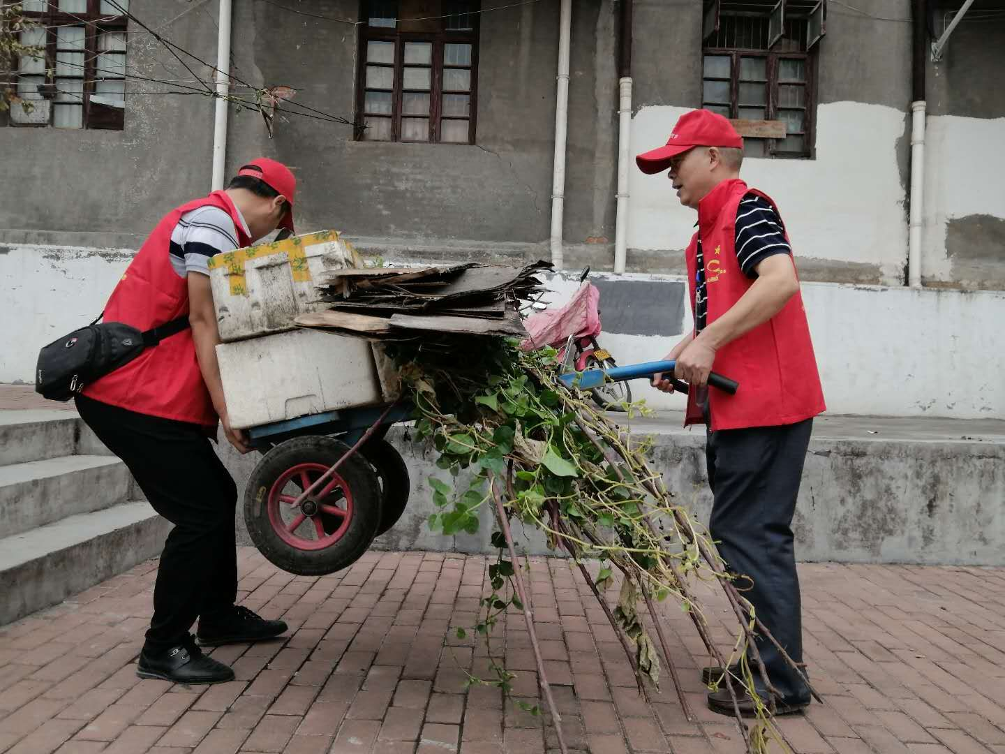 縣人才服務(wù)中心：雙報(bào)到進(jìn)社區(qū)  黨群共創(chuàng)文明城