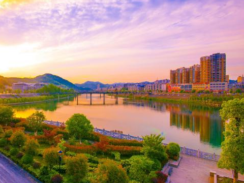 县价格监测中心开展“五一”节前市场价格走访巡查
