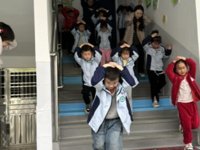 张振武幼儿园：开展防震减灾应急疏散演练