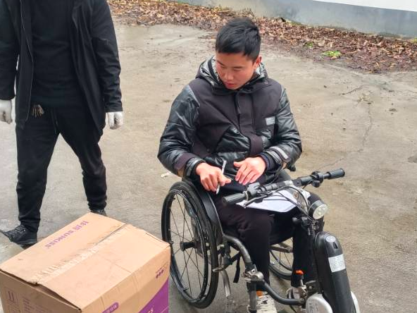 得胜镇为22名残疾人免费发放辅助器具