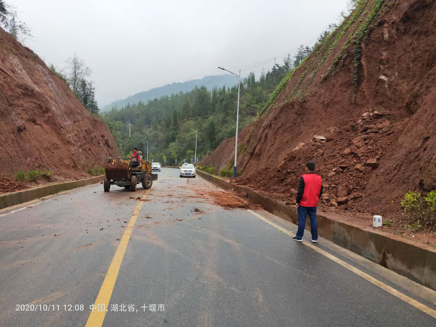 秦古鎮(zhèn)志愿服務小分隊清除路障保安全