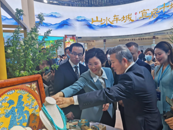 竹山绿松石在世界大健康博览会上大放异彩