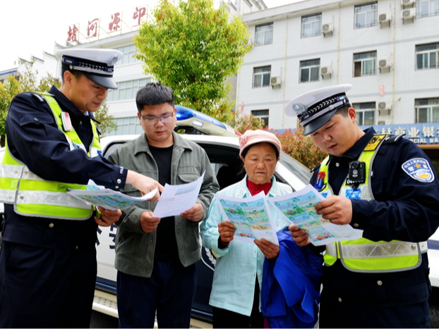 县公安局：交警宣传进农村 交通安全“警”相随