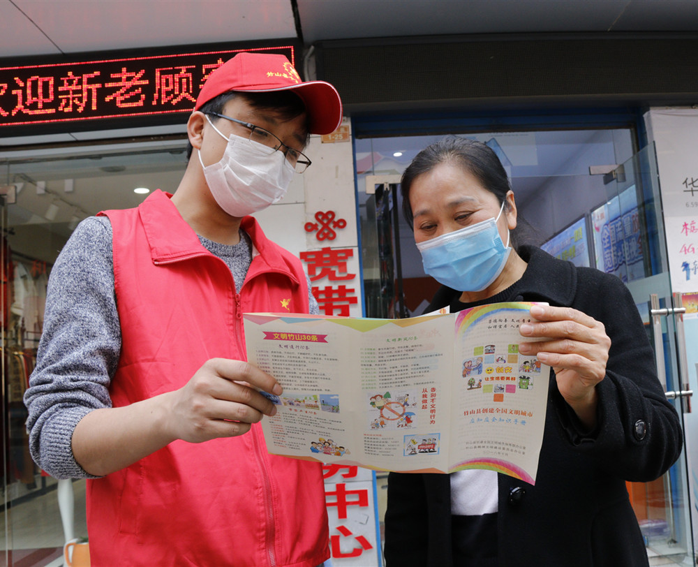 志愿者走街串巷開展創(chuàng)文宣傳