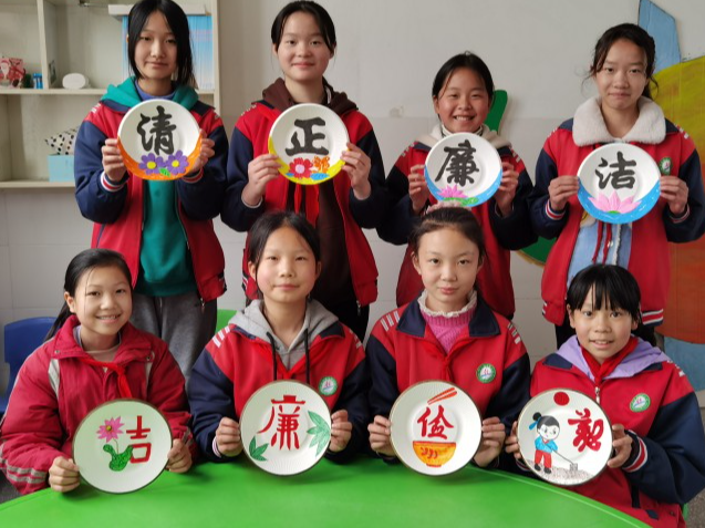 双坝小学：巧手书剪画  童心承“廉”风