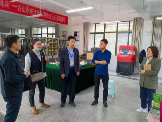 县绿松石产业中心调研职教集团绿松石人才培养工作