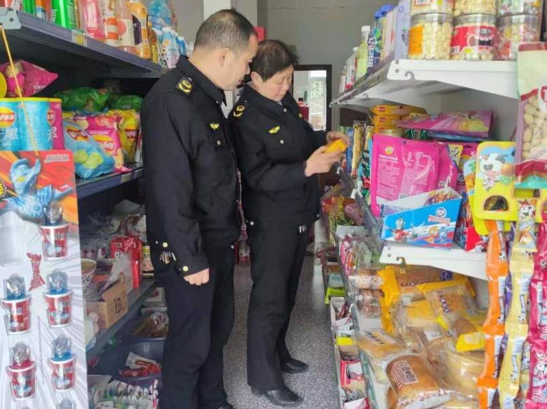 柳林乡市场监管所开展“五一”节前食品安全检查