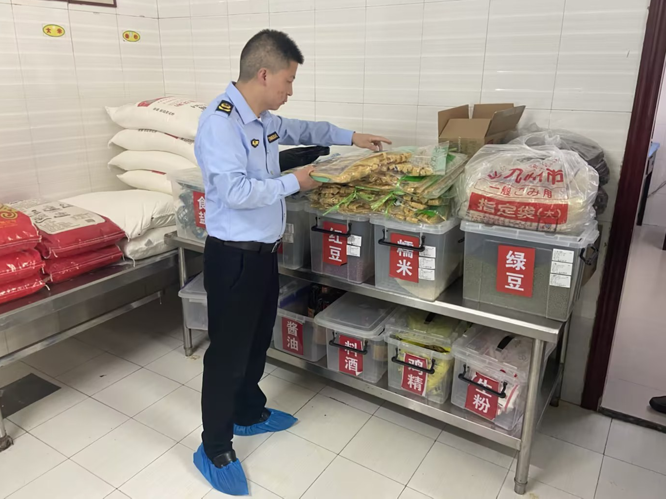 县市场监管局检查实验幼儿园食品安全工作