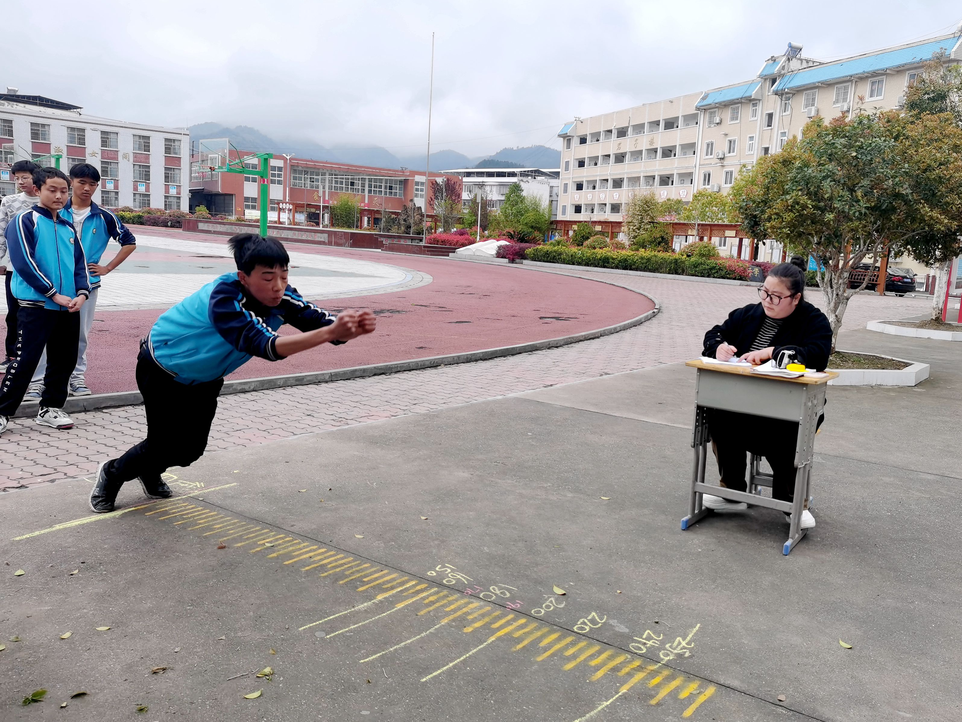 宝丰中学：体育模拟考试 以考促练备中考