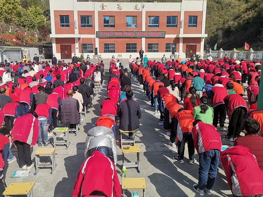 沧浪九年制学校：举办“家校共育感恩励志”报告会