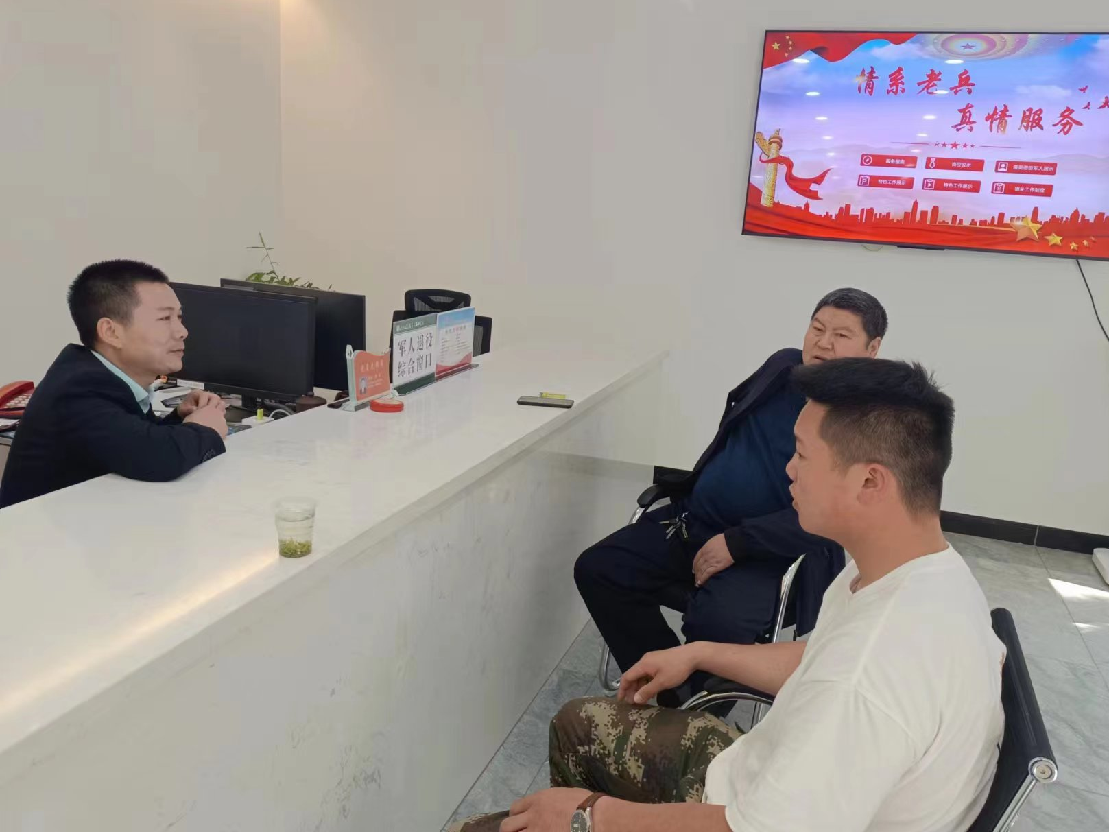 县退役军人事务局综合服务窗口实现“一窗办理多窗事”
