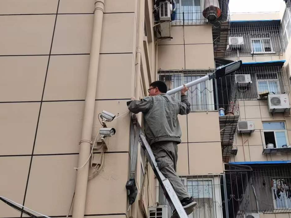 县园林路灯局：暖心帮助安装路灯 点亮群众“幸福指数”