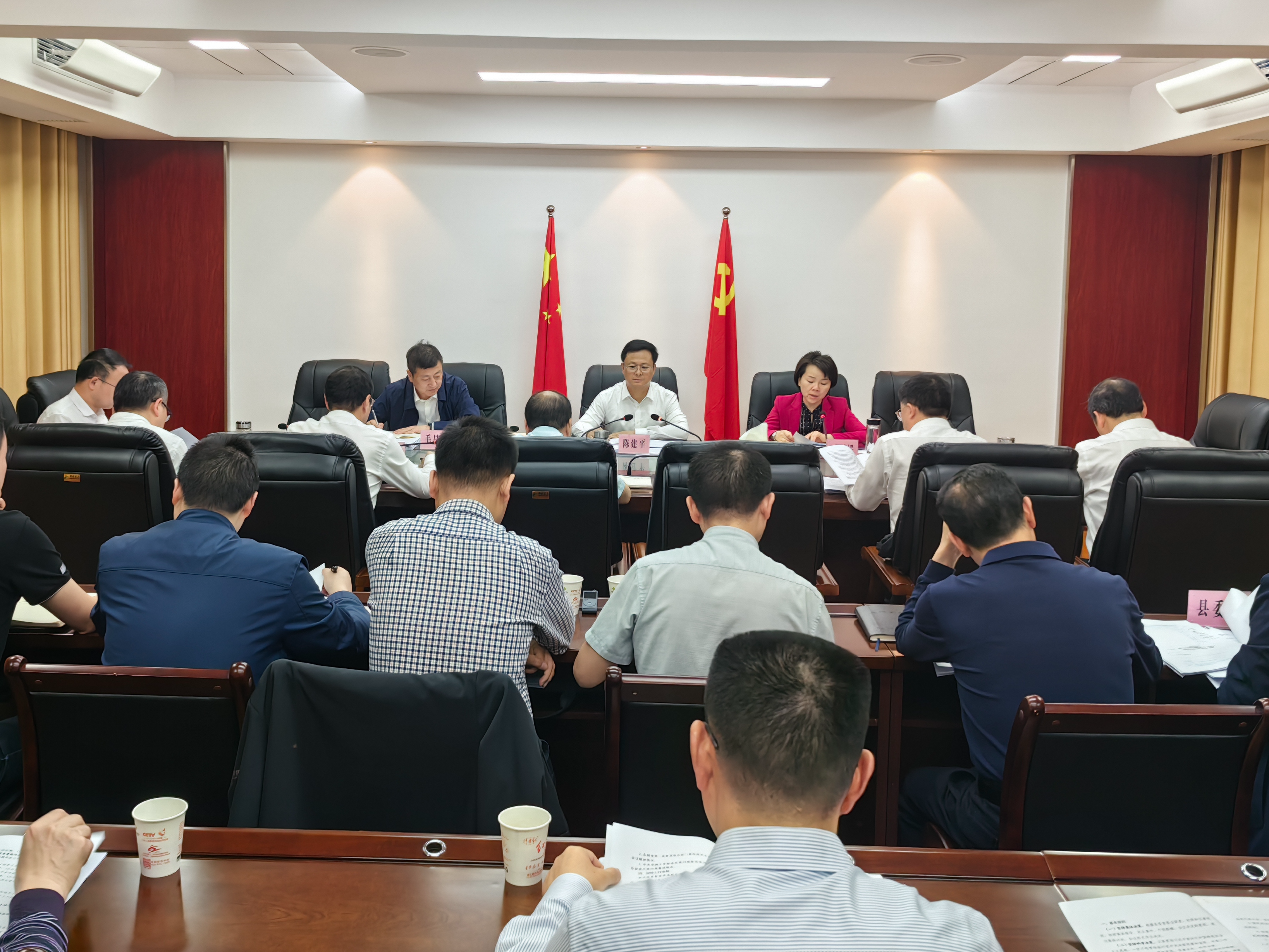 陈建平主持召开县委常委会会议
