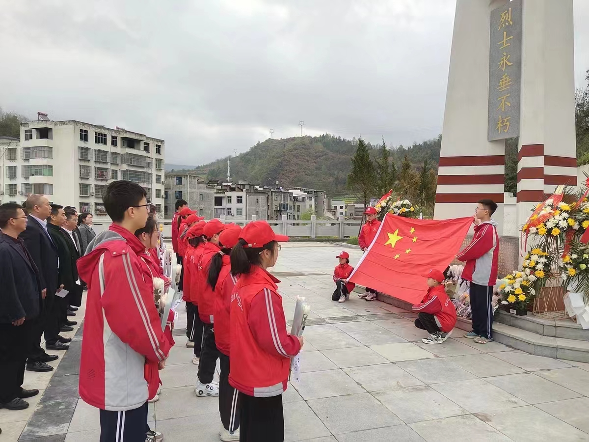 秦古镇中心学校：祭扫锣鼓洞 致敬英雄魂