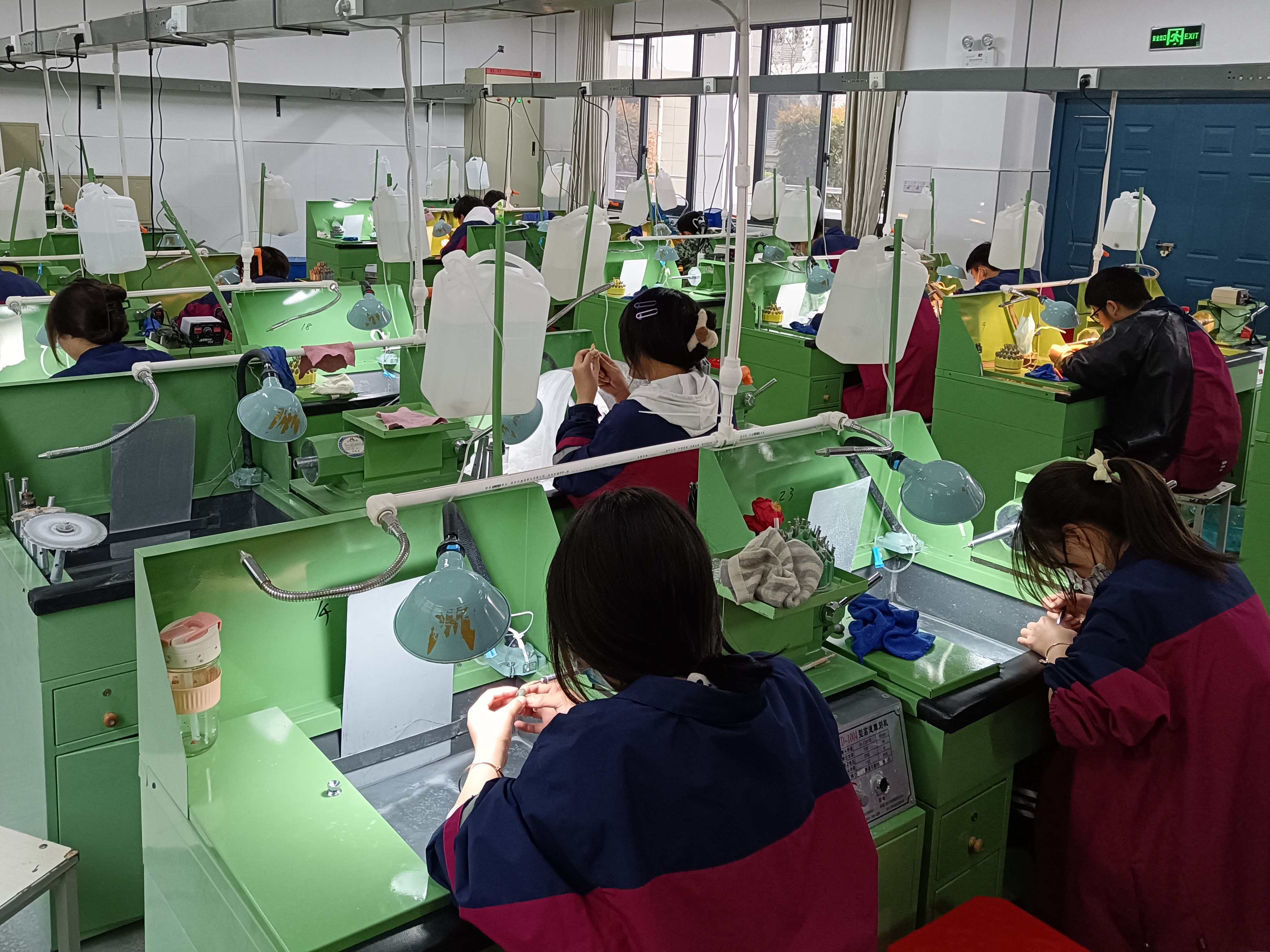 大师工作室入驻职校 助力绿松石产业本土人才培养