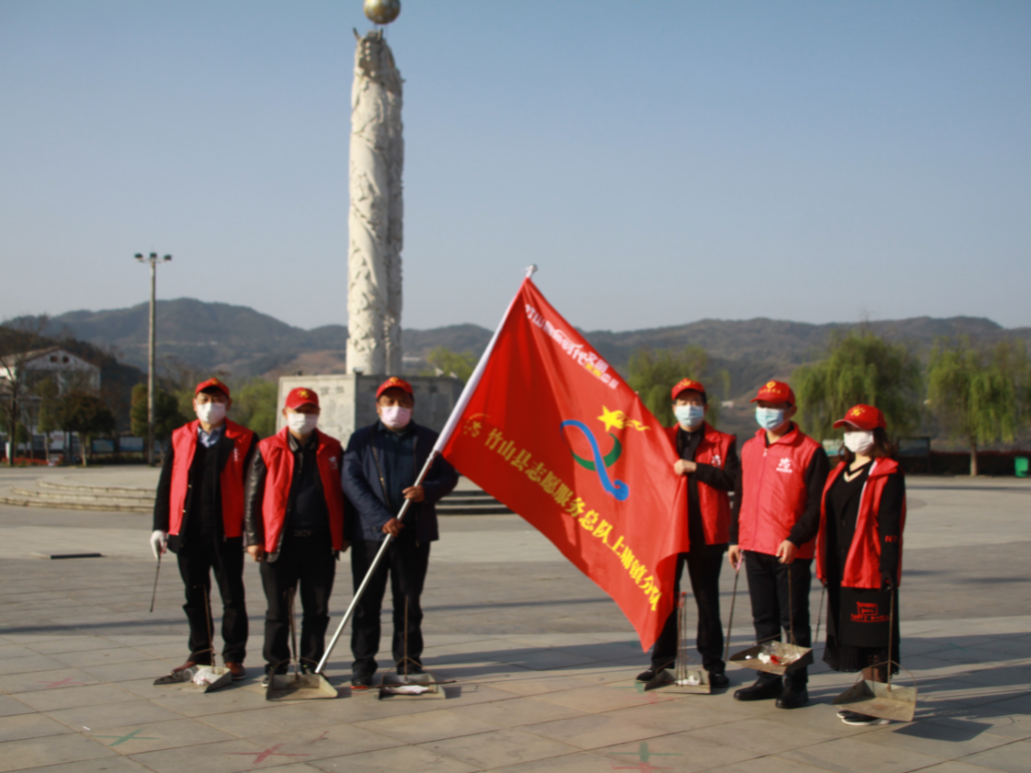 上庸鎮(zhèn)財(cái)政所6名黨員志愿者化身“集鎮(zhèn)美容師”