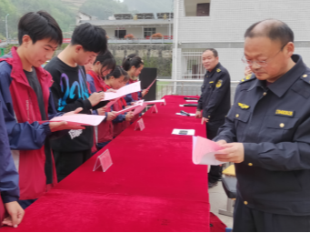 柳林乡九年一贯制学校举行“反浪费”知识讲座