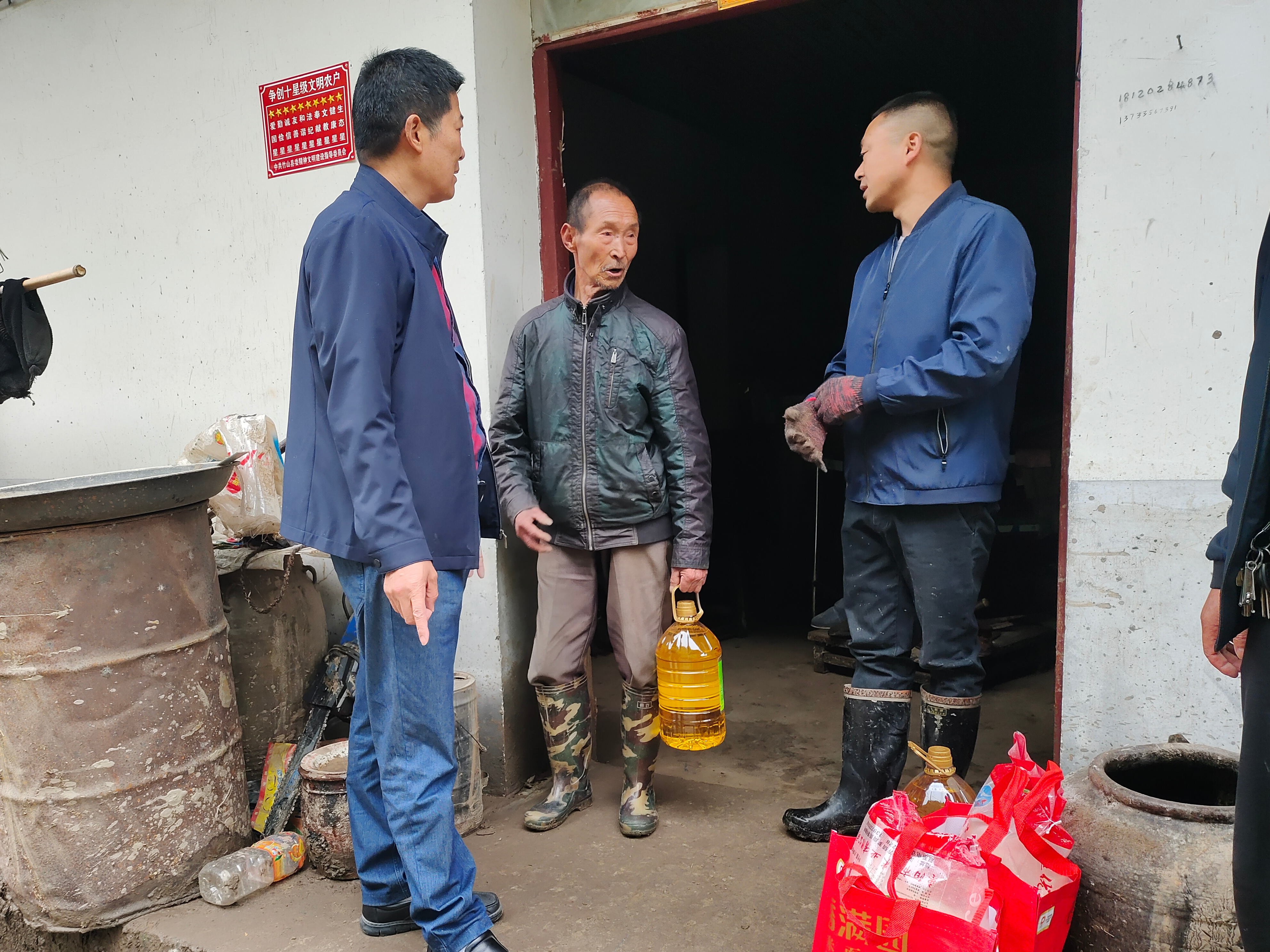 县民政局发放救灾物资暖人心