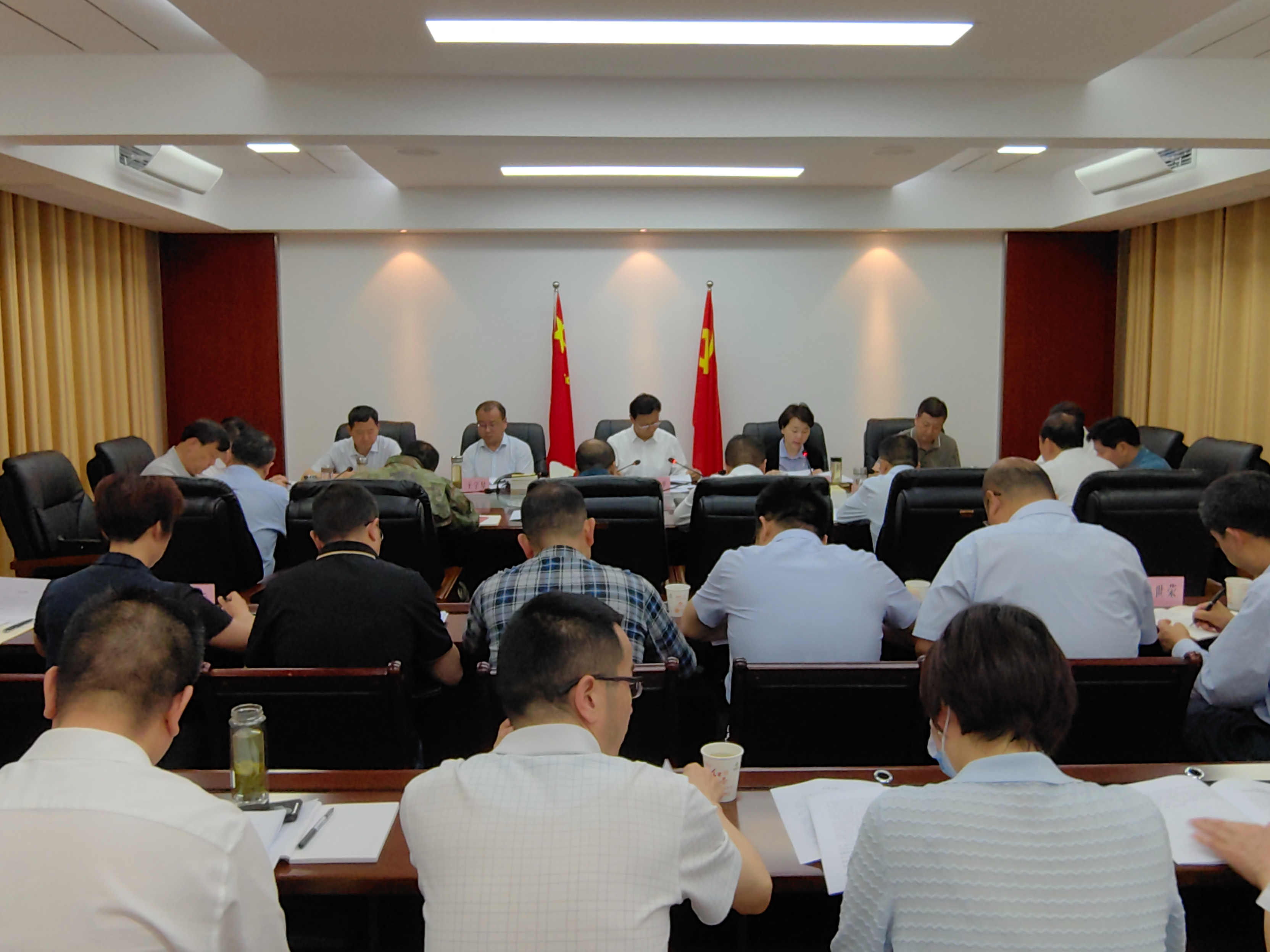 县委理论学习中心组开展年度第八次集体学习