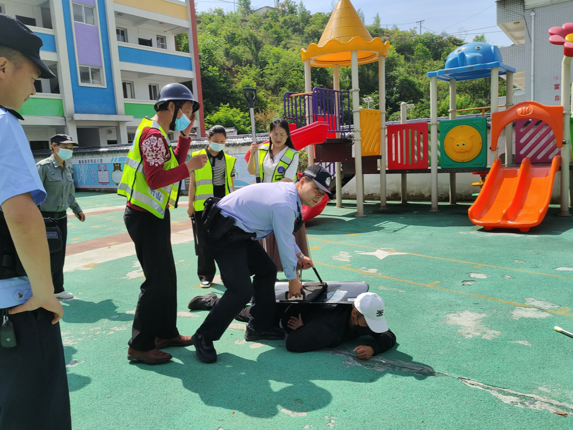 擂鼓镇护驾幼儿园：警校联动防暴恐 实战演练促平安