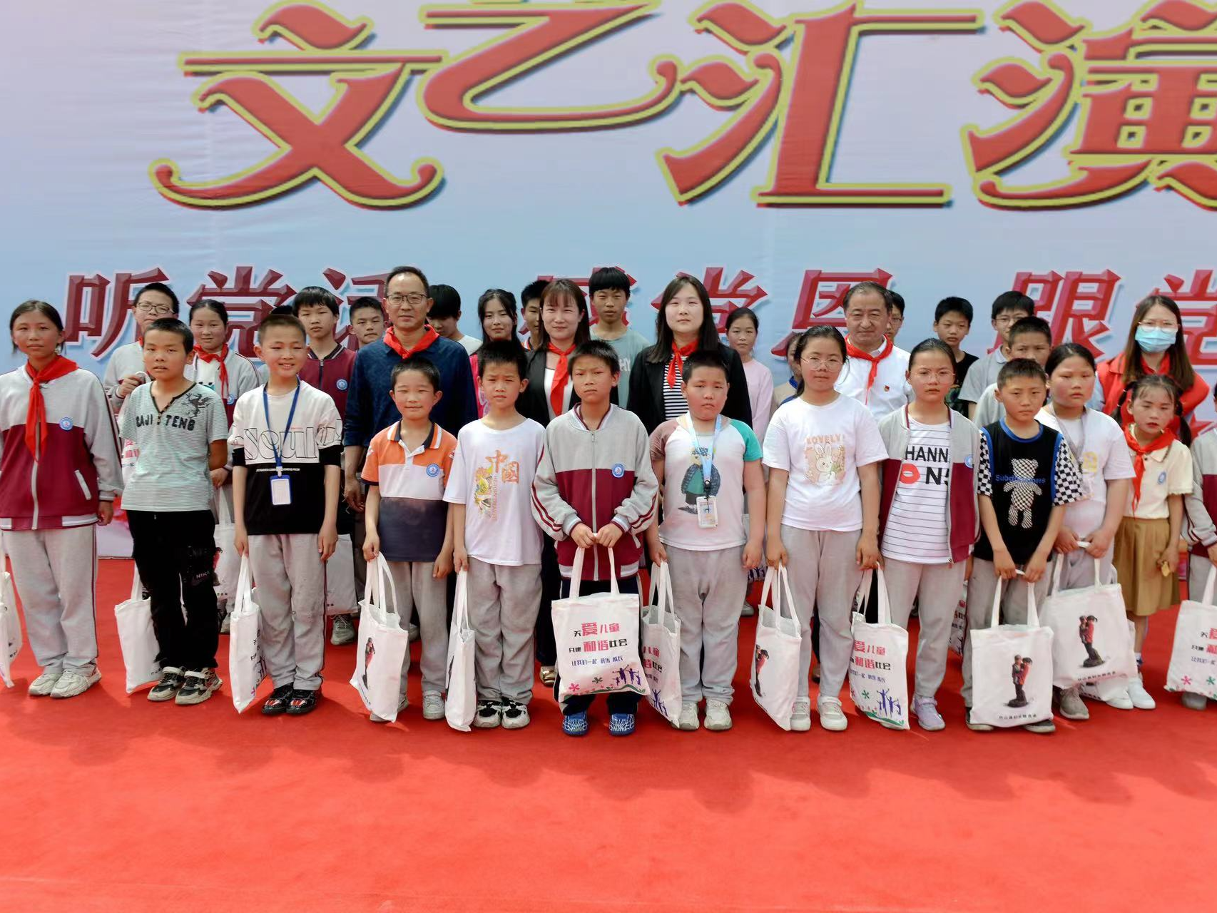 上庸镇：爱聚六一 与你童乐