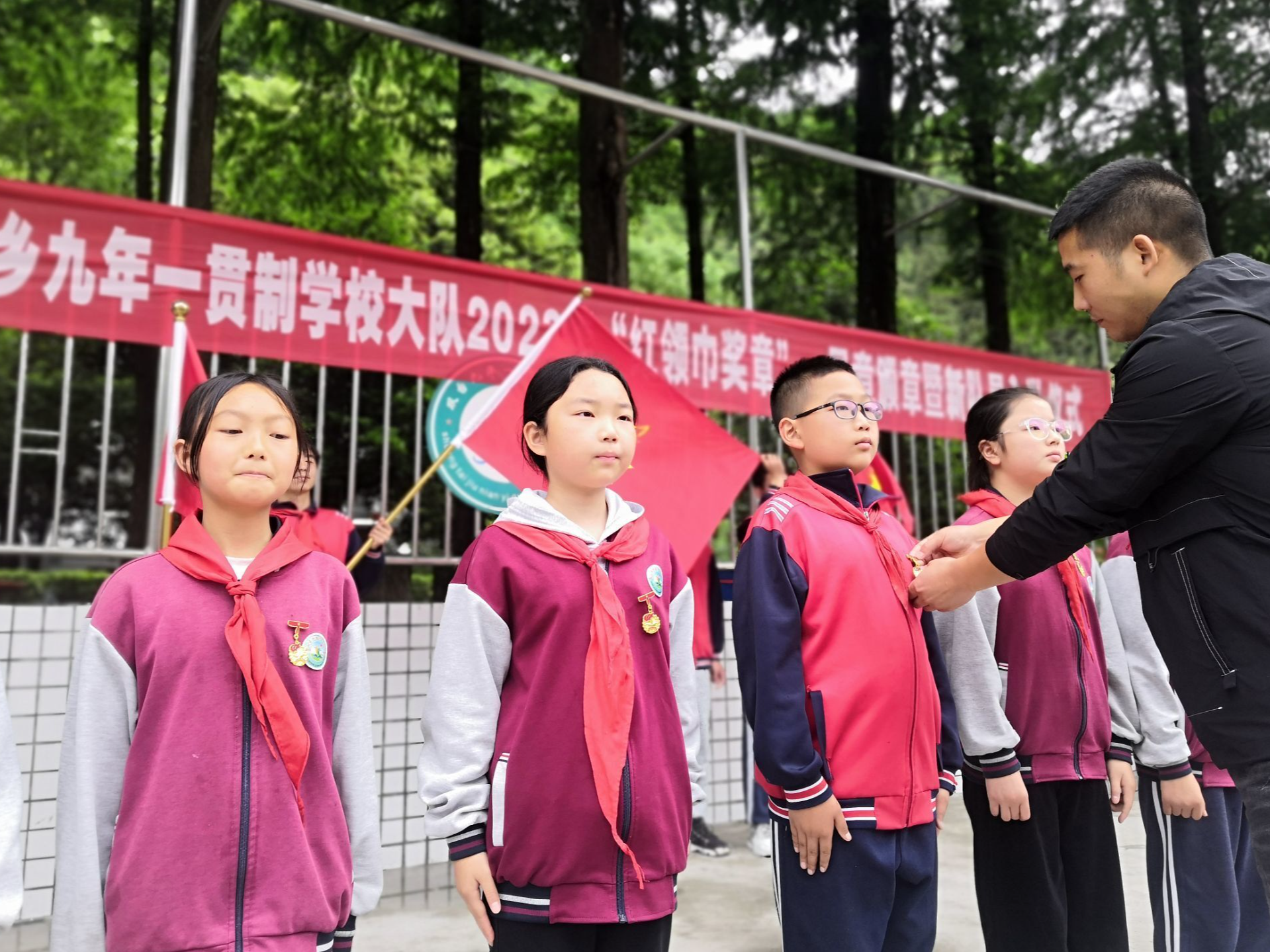 双台九年制学校举行新队员入队仪式暨红领巾奖章颁章活动