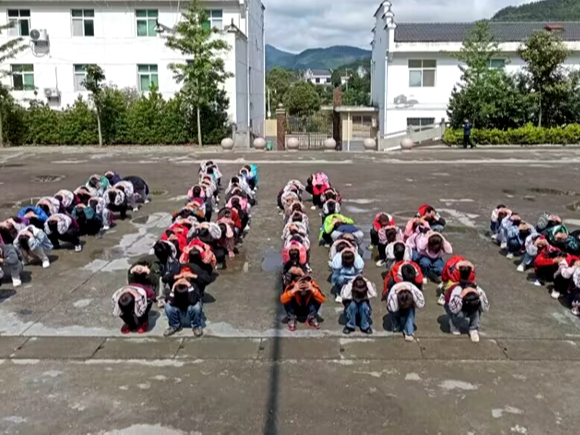 上庸镇峪口小学：常态化防震演练保安全