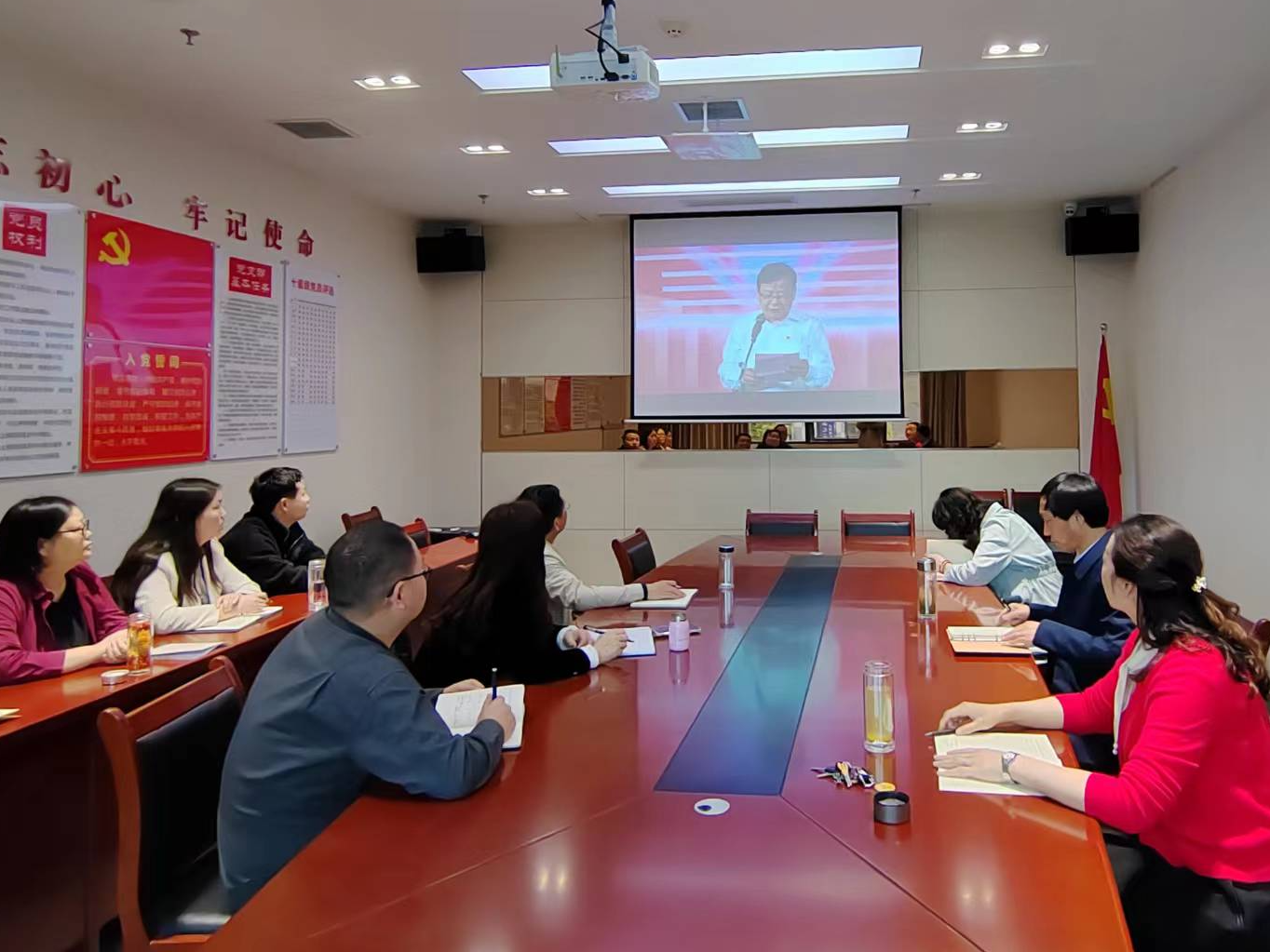 县档案馆组织收看“红色讲堂”视频会议