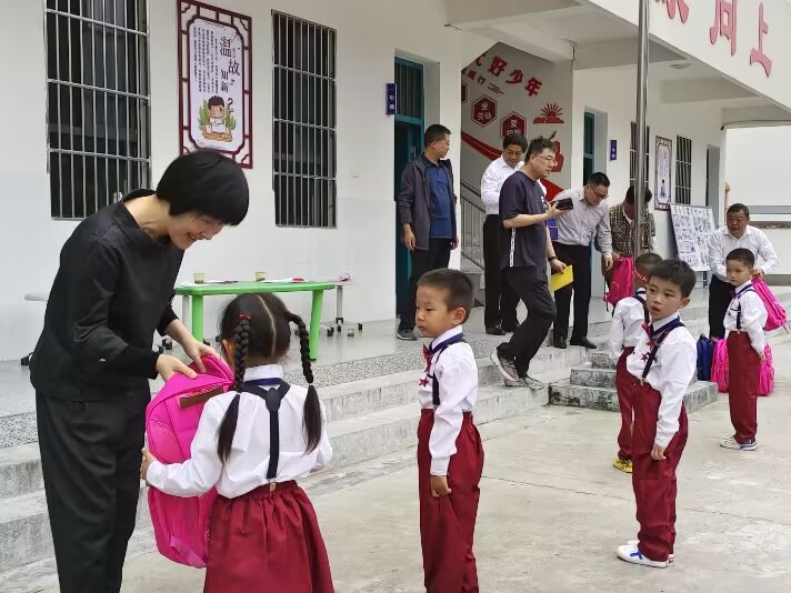 市财政局赴文峰乡东钦小学开展“六一”关爱主题活动