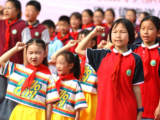 施洋小学112名学生光荣入队