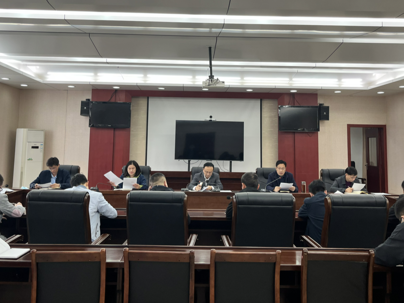 县政府办召开青年干部座谈会
