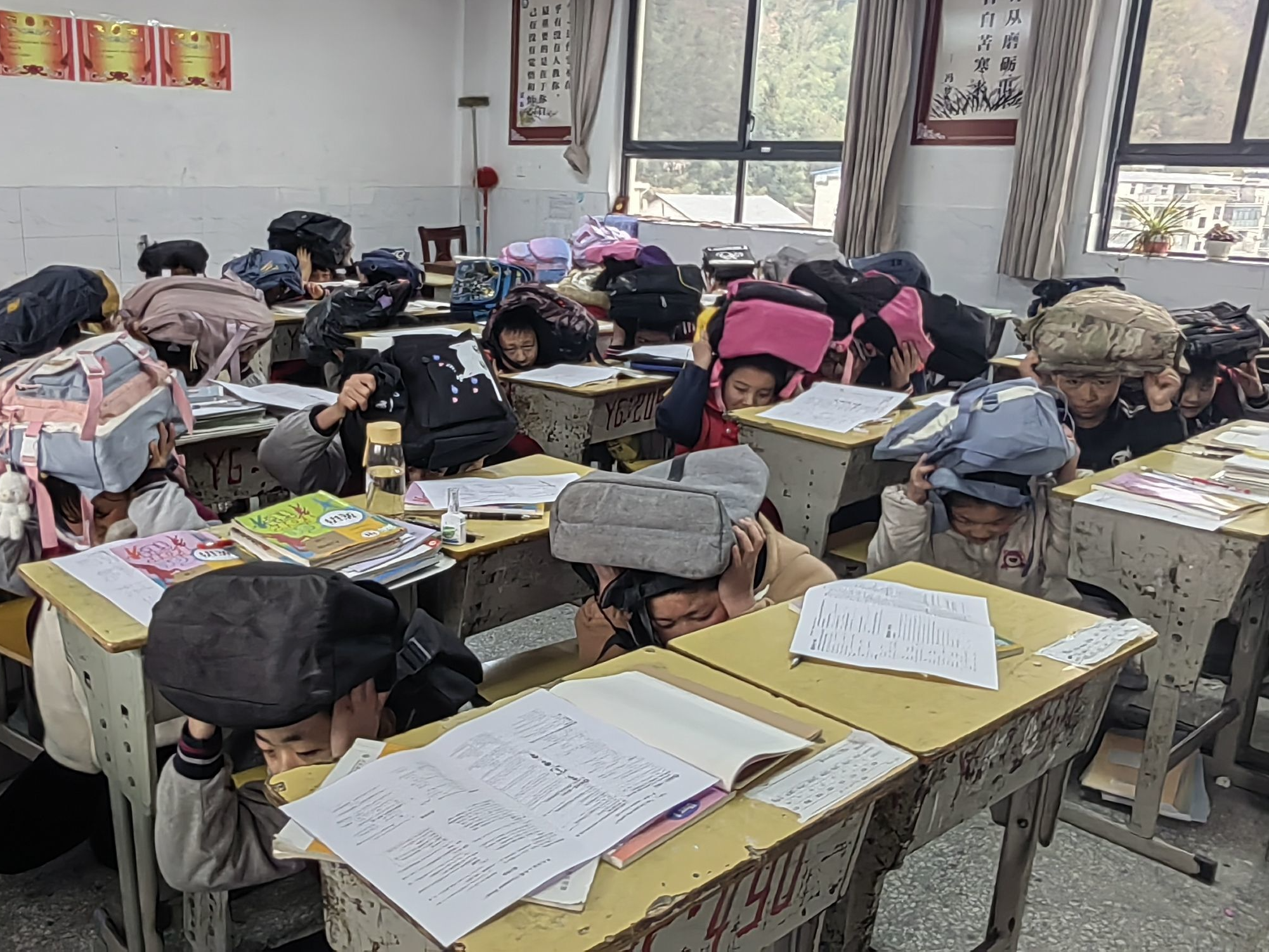 双台乡九年一贯制学校:防震减灾演练  筑牢安全防线