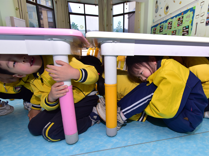 花城幼儿园举行防震减灾应急演练