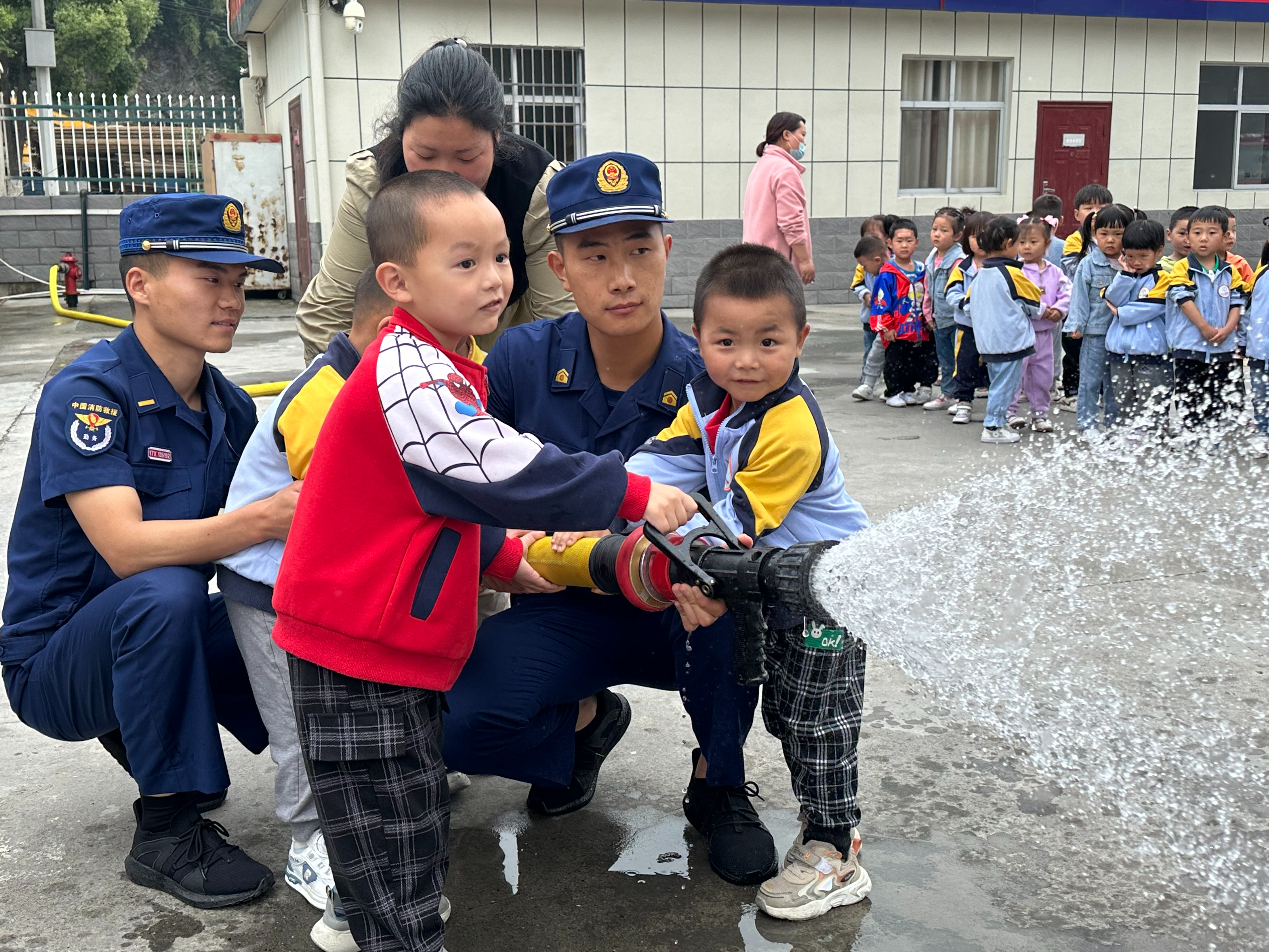 竹山消防开展“携手火焰蓝 共享快乐童年”队站开放日活动