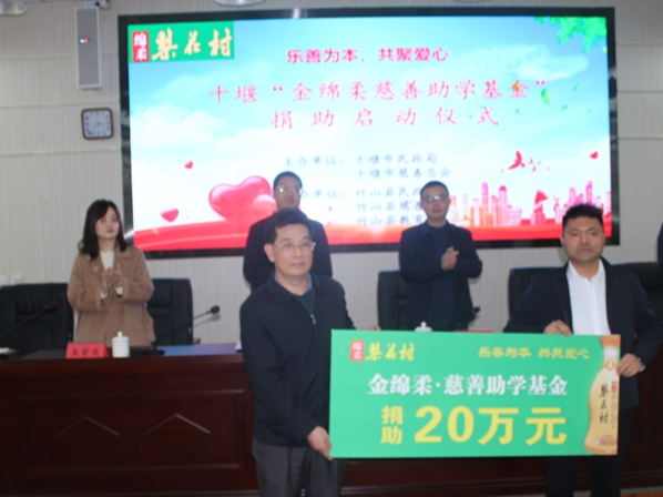 竹山一中：落实兑现困难学生资助款255.015万元