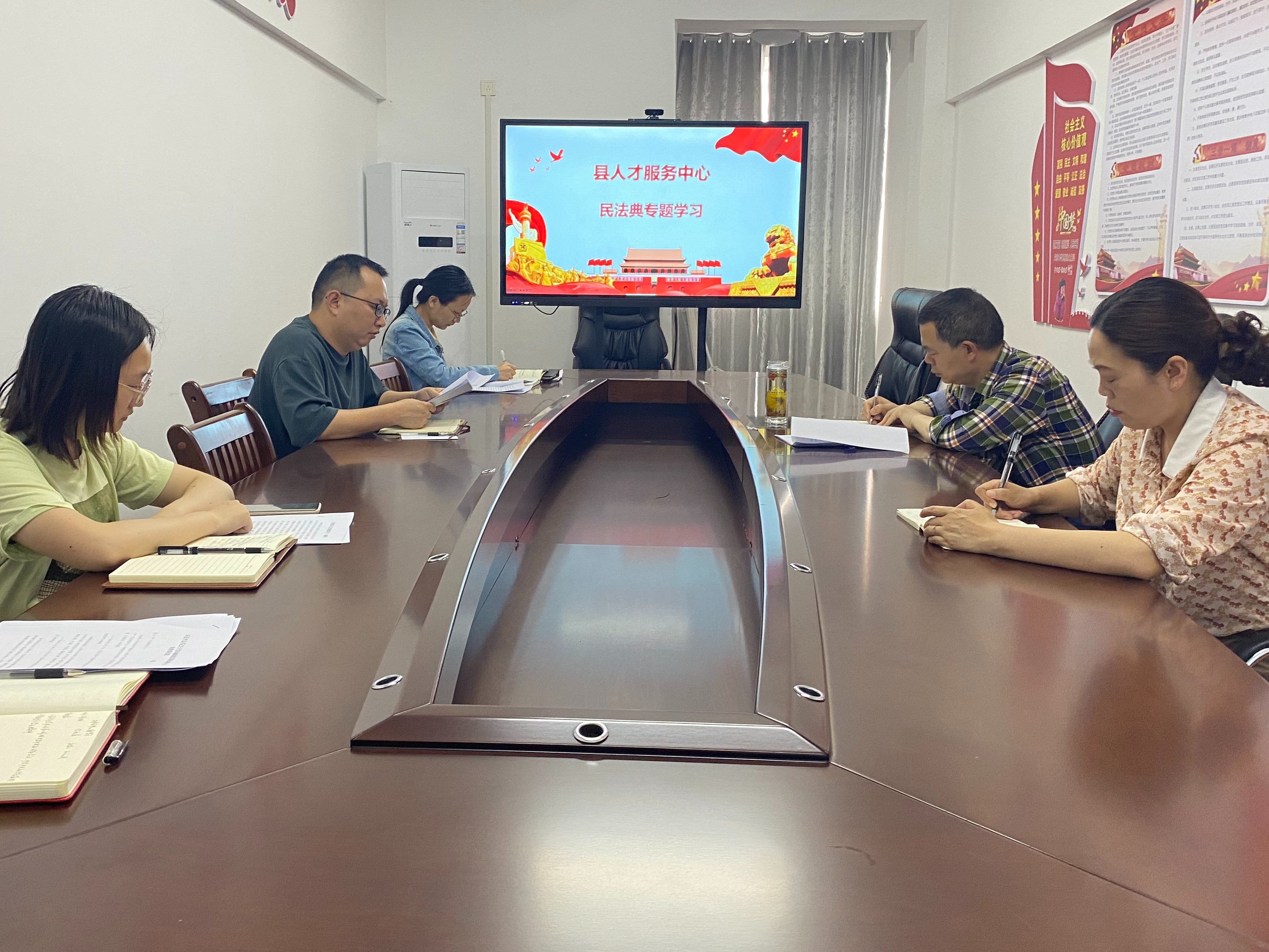 县人才服务中心：送“典”进机关 学法促提升