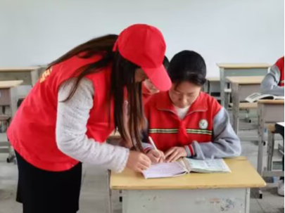 文峰乡中心小学开展关爱留守儿童助学支教活动